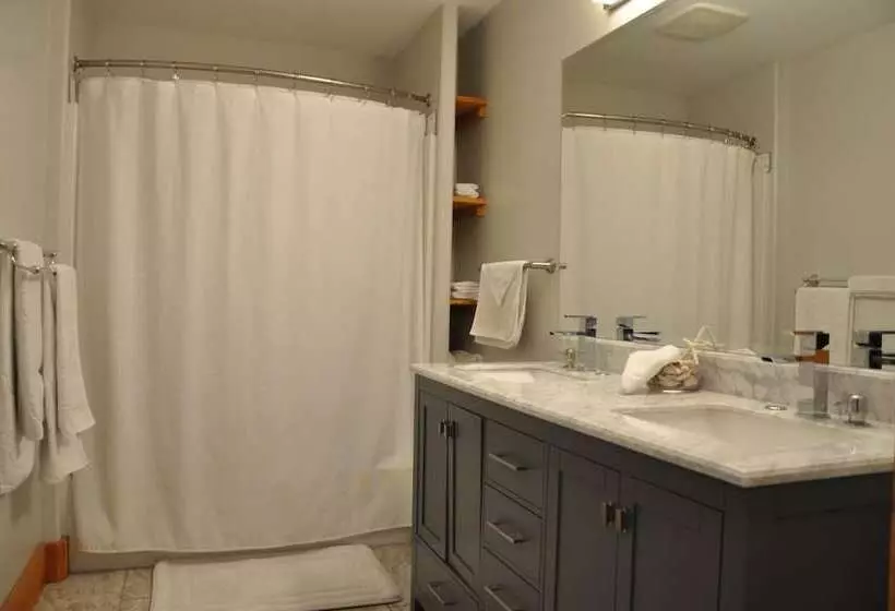 Shelter Bay Resort
