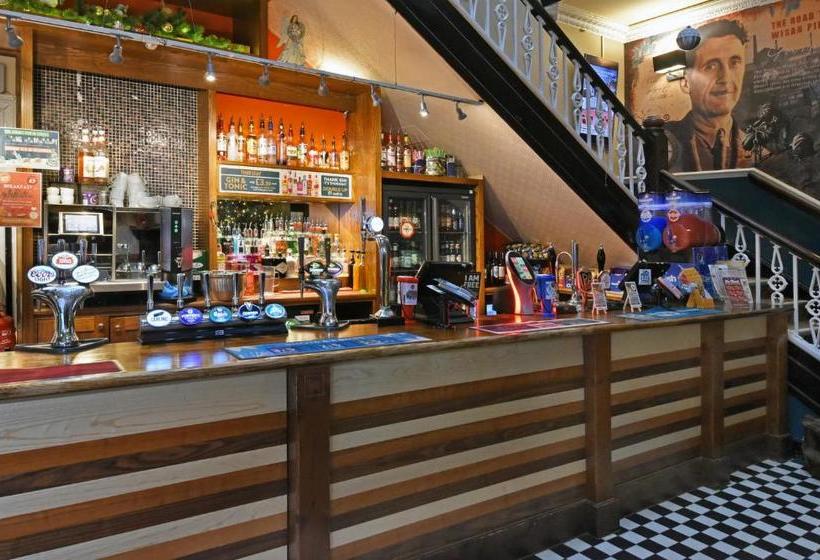 בית מלון כפרי The Mount By Greene King Inns