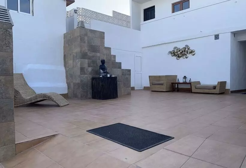 Hotelli Valtisya Pool And Airport