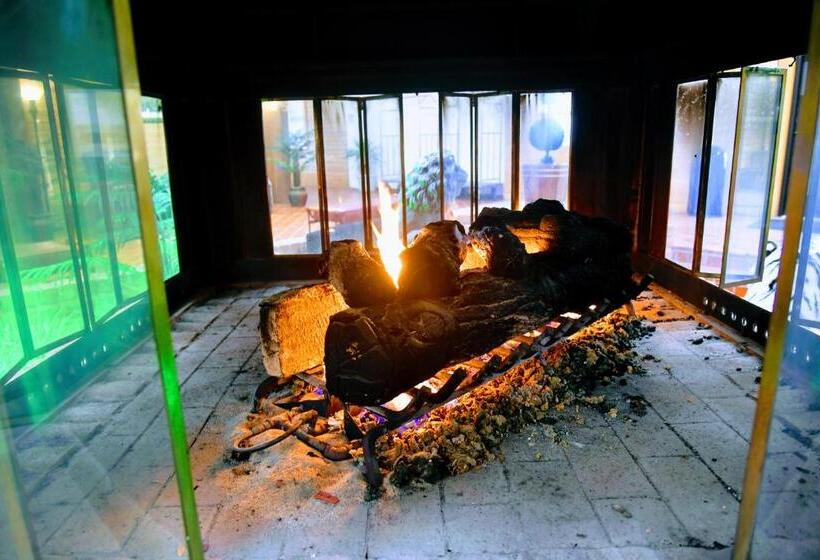 Отель Douglas Inn And Conference Center