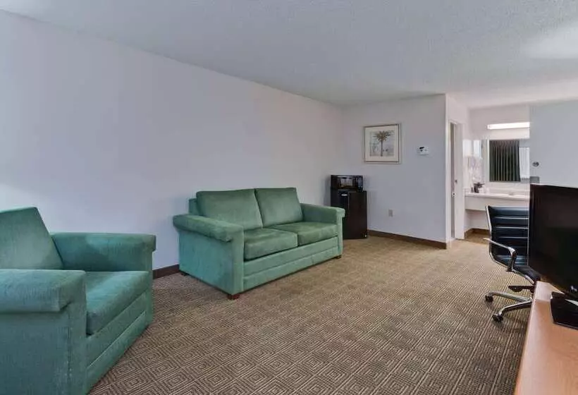 هتل La Quinta Inn By Wyndham Tampa Near Busch Gardens