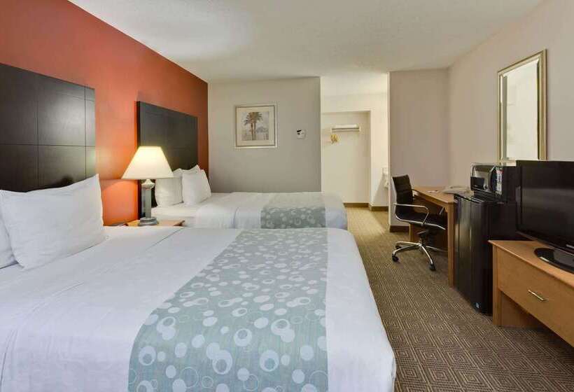 בית מלון כפרי La Quinta Inn By Wyndham Tampa Near Busch Gardens