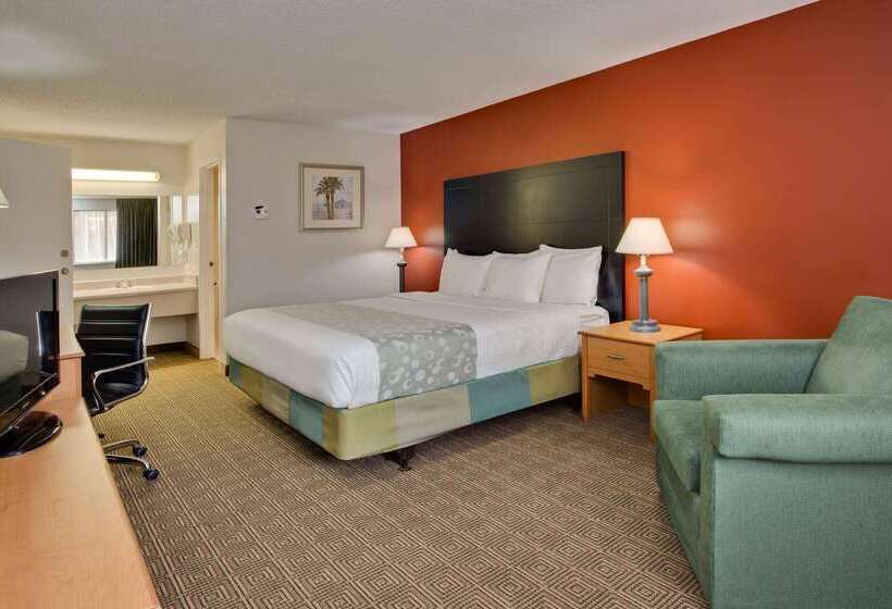 בית מלון כפרי La Quinta Inn By Wyndham Tampa Near Busch Gardens