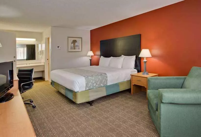 هتل La Quinta Inn By Wyndham Tampa Near Busch Gardens