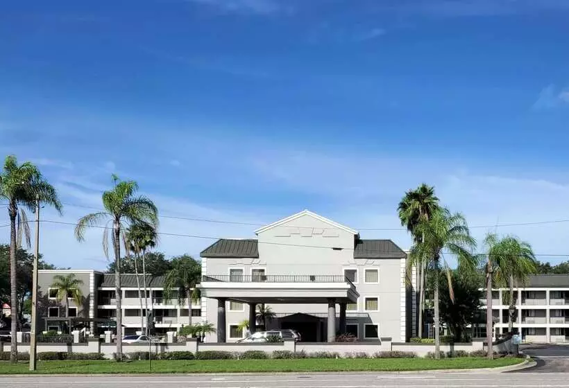 هتل La Quinta Inn By Wyndham Tampa Near Busch Gardens