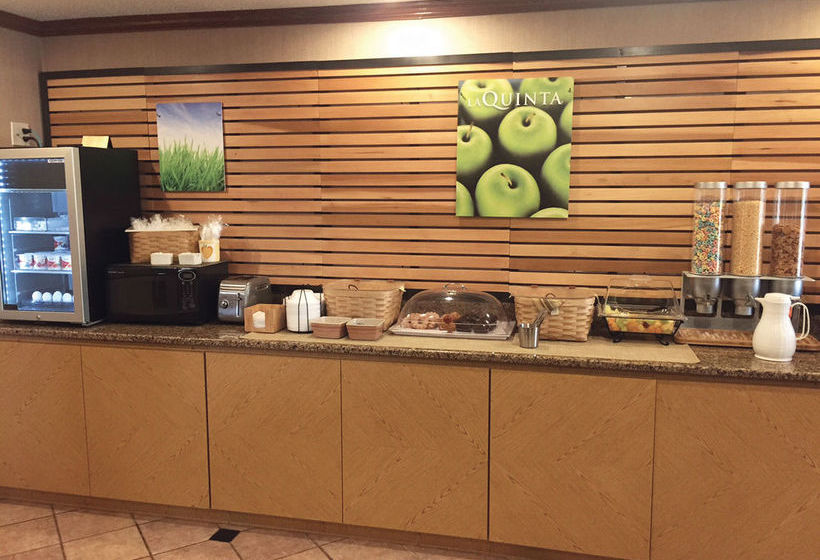 בית מלון כפרי La Quinta Inn By Wyndham Milwaukee West Brookfield