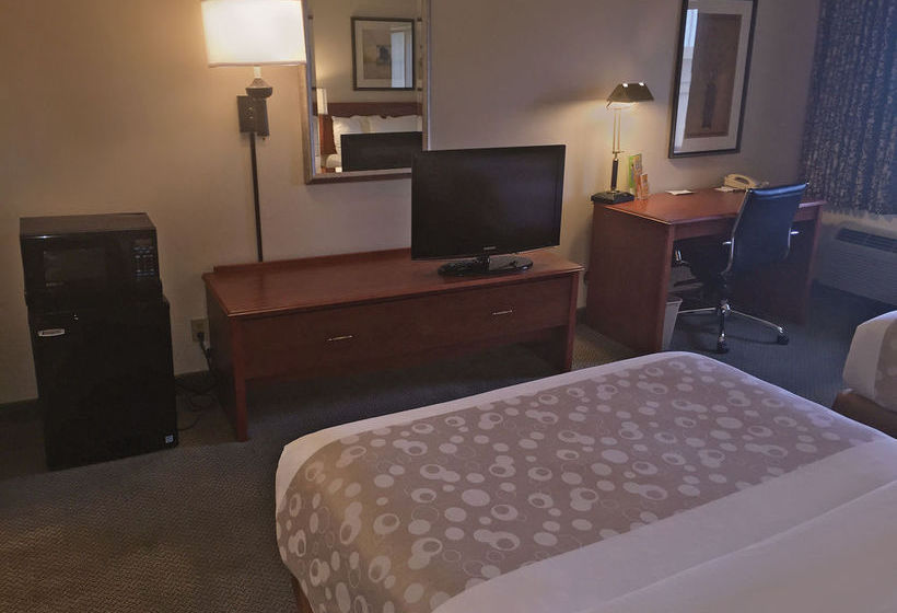 בית מלון כפרי La Quinta Inn By Wyndham Milwaukee West Brookfield