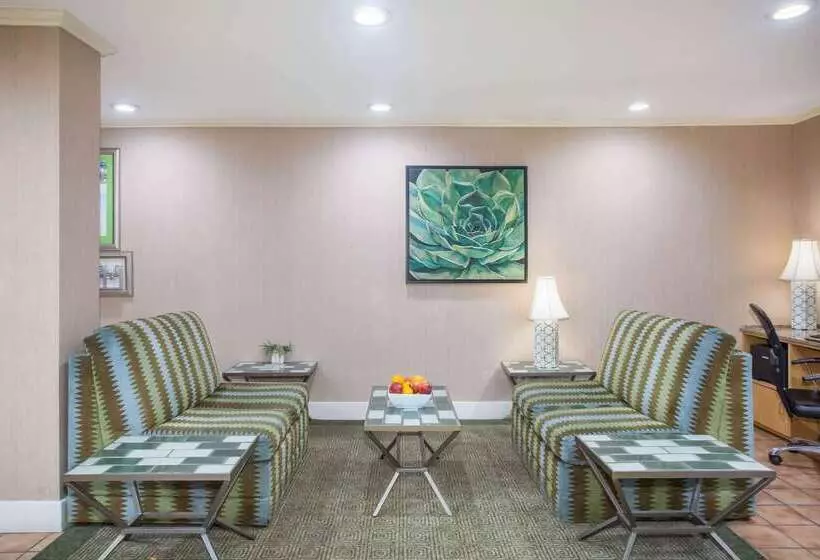 בית מלון כפרי Baymont By Wyndham Columbia, Mo