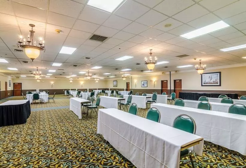 Отель Red Roof Inn & Conference Center Wichita Airport