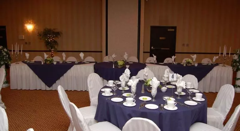 ホテル Rodeway Inn & Suites