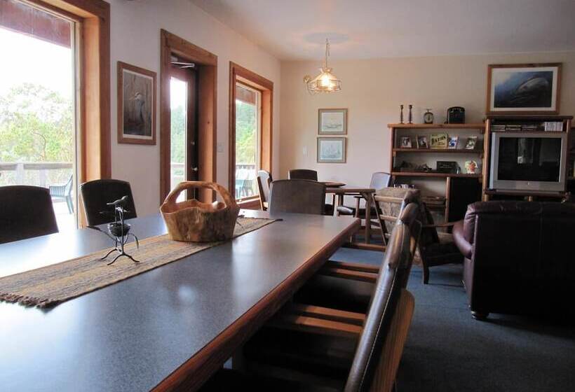 مبيت وإفطار Arbutus Cove Guesthouse