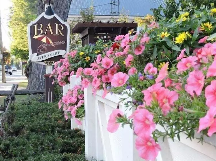 Auberge Ayer S Cliff