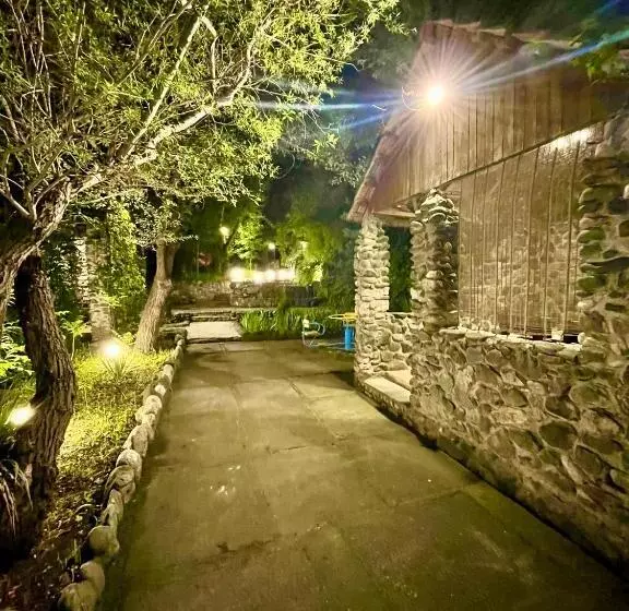 تختخواب و صبحانه Ojakh Resort