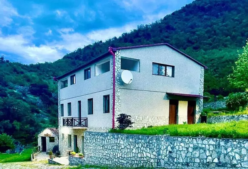 تختخواب و صبحانه Ojakh Resort