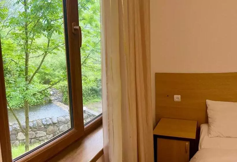 تختخواب و صبحانه Ojakh Resort