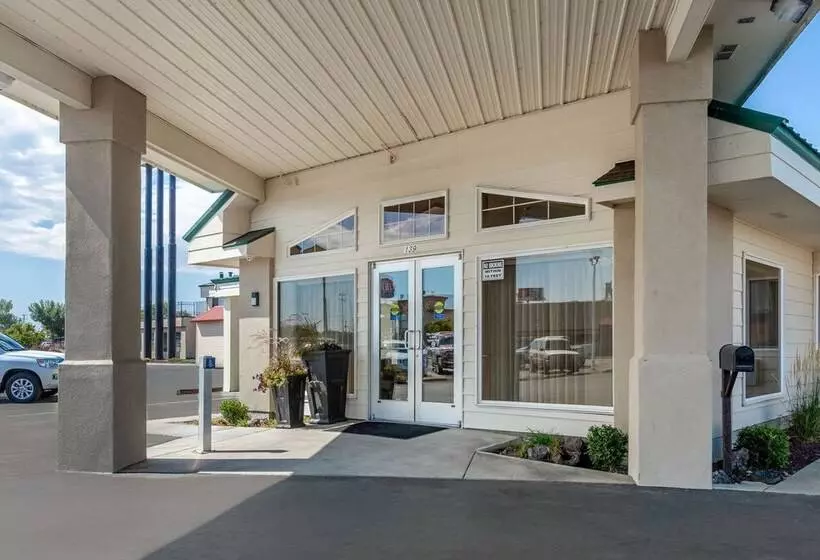 Hotelli Rodeway Inn & Suites