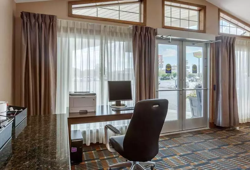 Hotelli Rodeway Inn & Suites