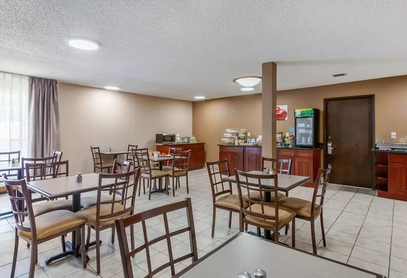 Hotelli Rodeway Inn & Suites