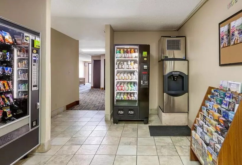 Hotelli Rodeway Inn & Suites