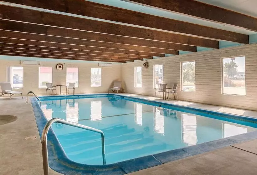 Hotelli Rodeway Inn & Suites