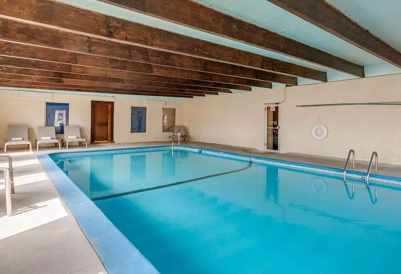 Hotelli Rodeway Inn & Suites