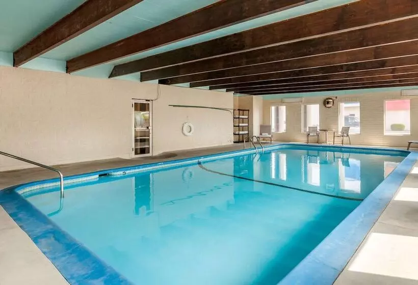 Hotelli Rodeway Inn & Suites