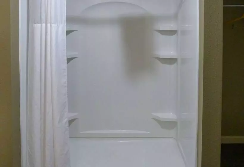 Hotelli Rodeway Inn & Suites