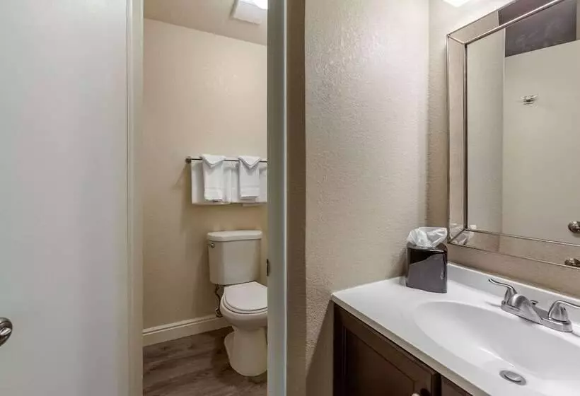 Hotelli Rodeway Inn & Suites