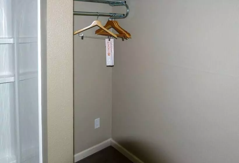 Hotelli Rodeway Inn & Suites