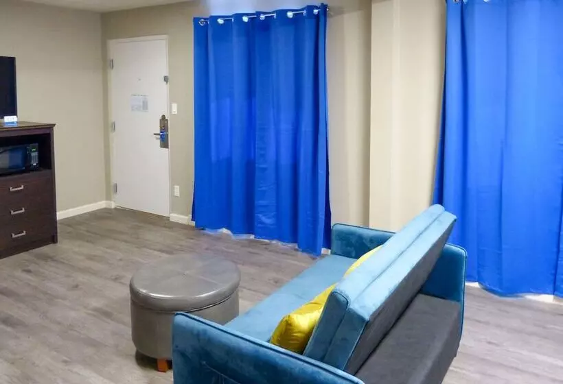 Hotelli Rodeway Inn & Suites