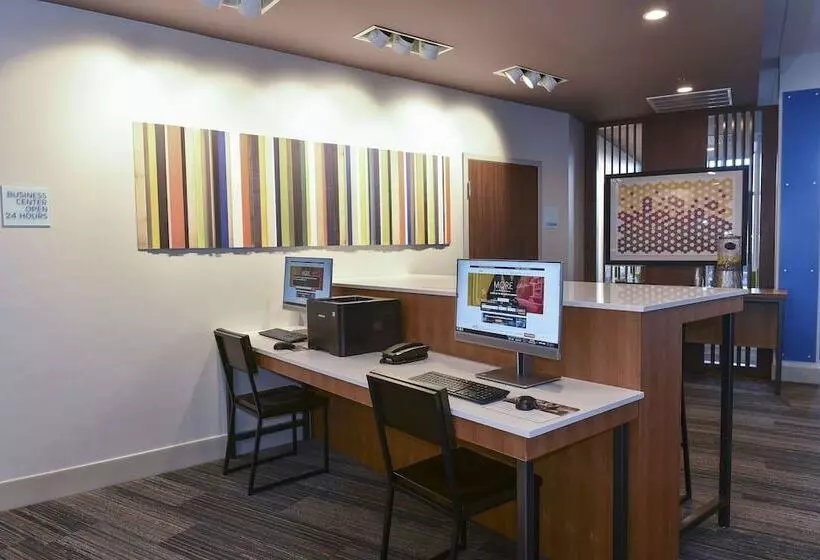 ホテル Holiday Inn Express & Suites   Madisonville, An Ihg