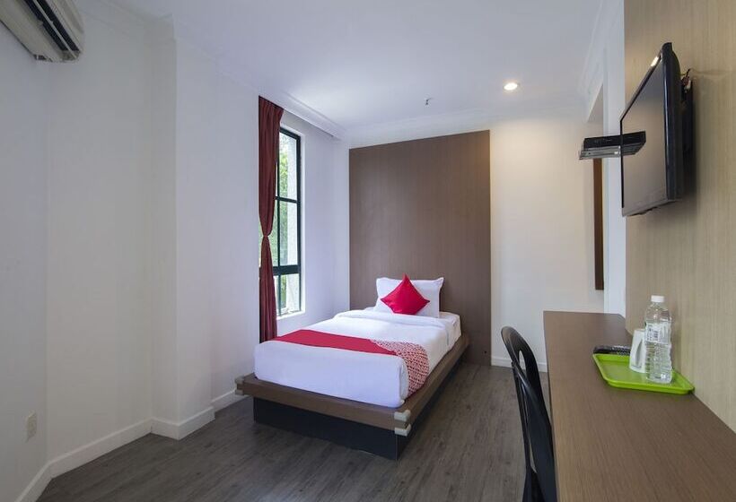 Azimuth Hotel By Oyo Rooms