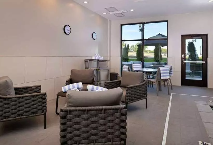 Hotelli Hampton Inn Cedar Falls Downtown