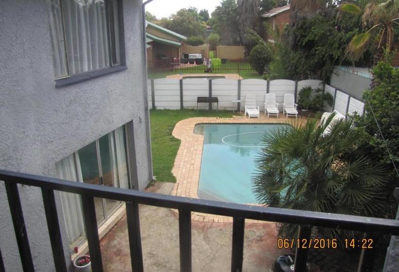 פנסיון Airport Leisure Lodge