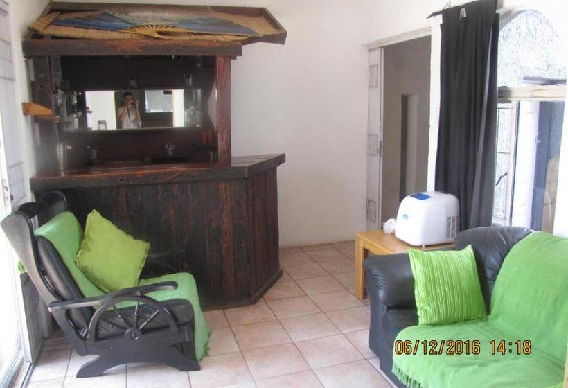 פנסיון Airport Leisure Lodge