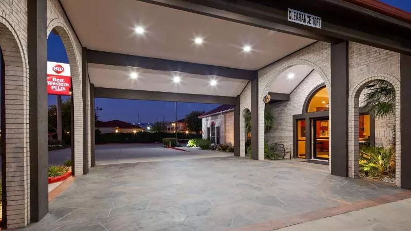 Hotel Surestay Plus By Best Western San Antonio Fiesta Inn