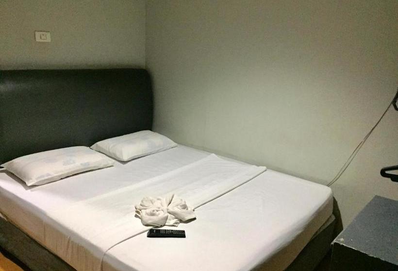 Отель 67th Boulevard Pension House