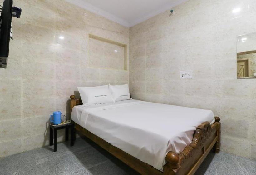 هتل Spot On 48556 Mr White Guest House