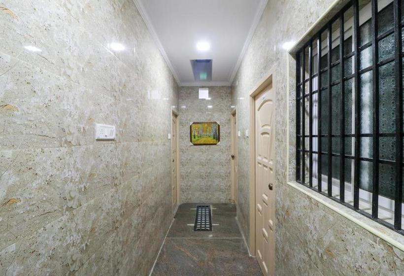 هتل Spot On 48556 Mr White Guest House