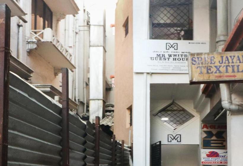 هتل Spot On 48556 Mr White Guest House