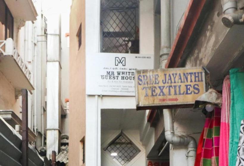 هتل Spot On 48556 Mr White Guest House