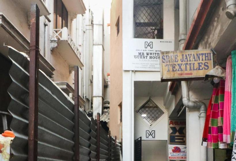 هتل Spot On 48556 Mr White Guest House