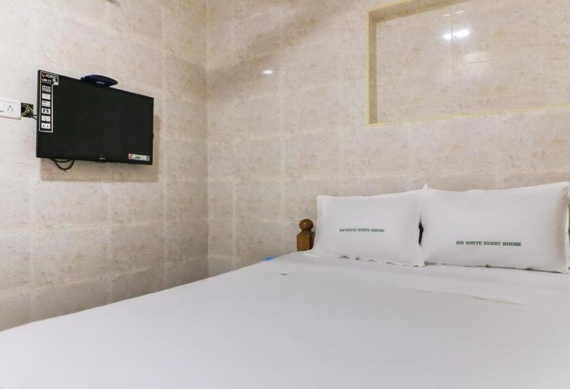 هتل Spot On 48556 Mr White Guest House