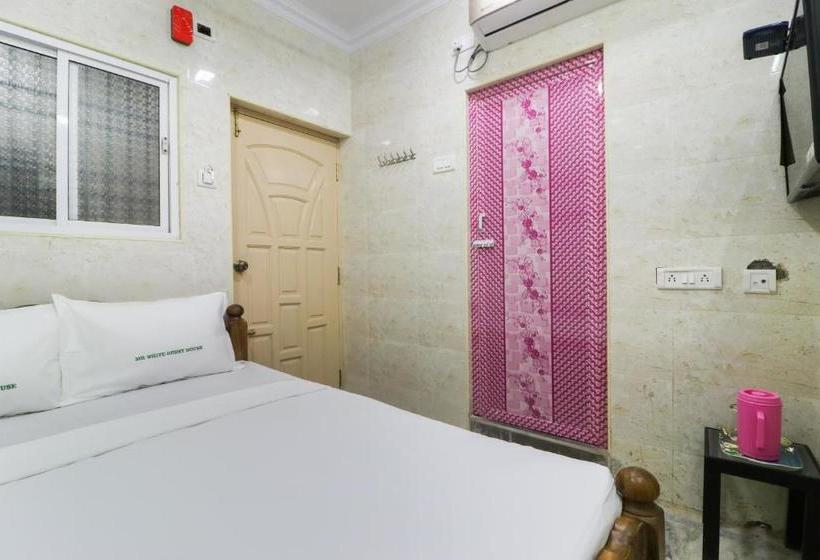 هتل Spot On 48556 Mr White Guest House