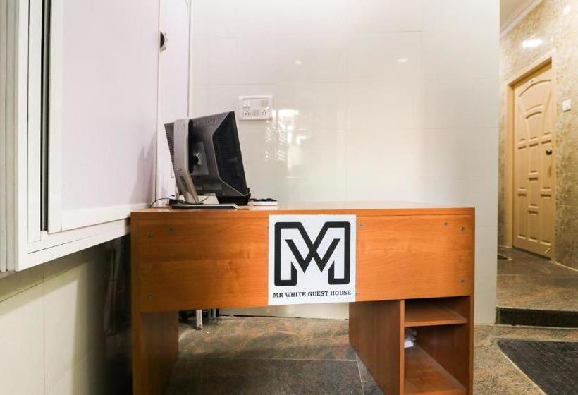 هتل Spot On 48556 Mr White Guest House