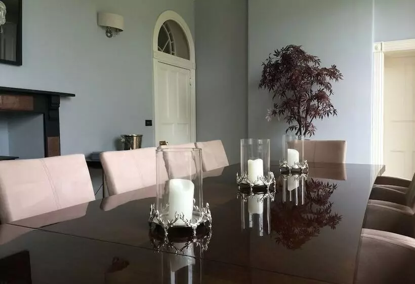 تختخواب و صبحانه Llwynhelig Manor