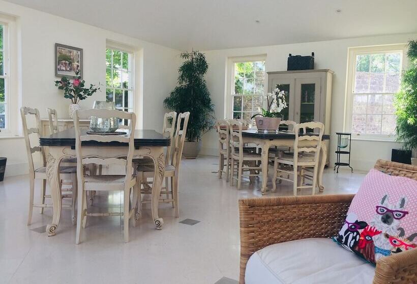 ベッドアンドブレックファースト Llwynhelig Manor