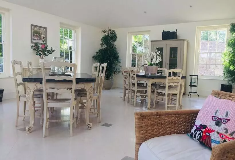 تختخواب و صبحانه Llwynhelig Manor