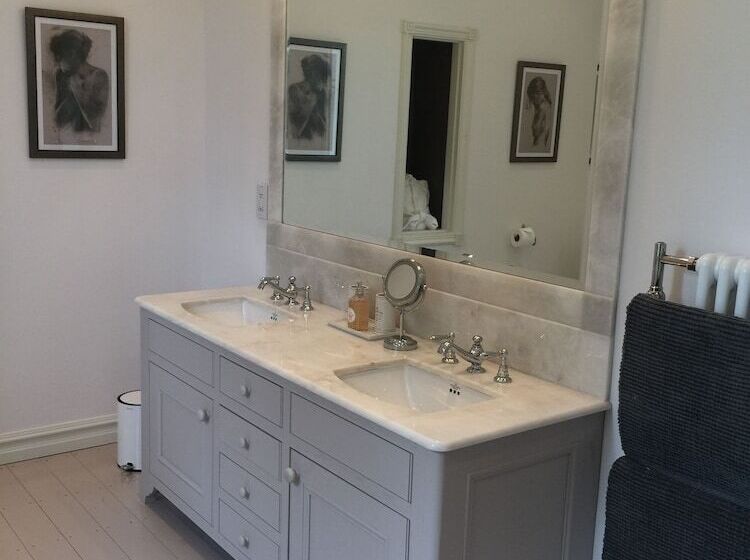 ベッドアンドブレックファースト Llwynhelig Manor