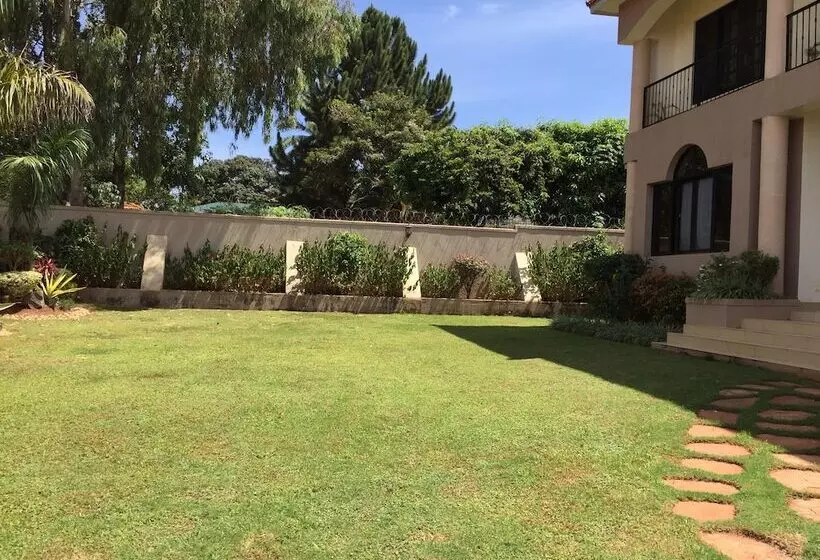 تختخواب و صبحانه The Hive Entebbe Guesthouse